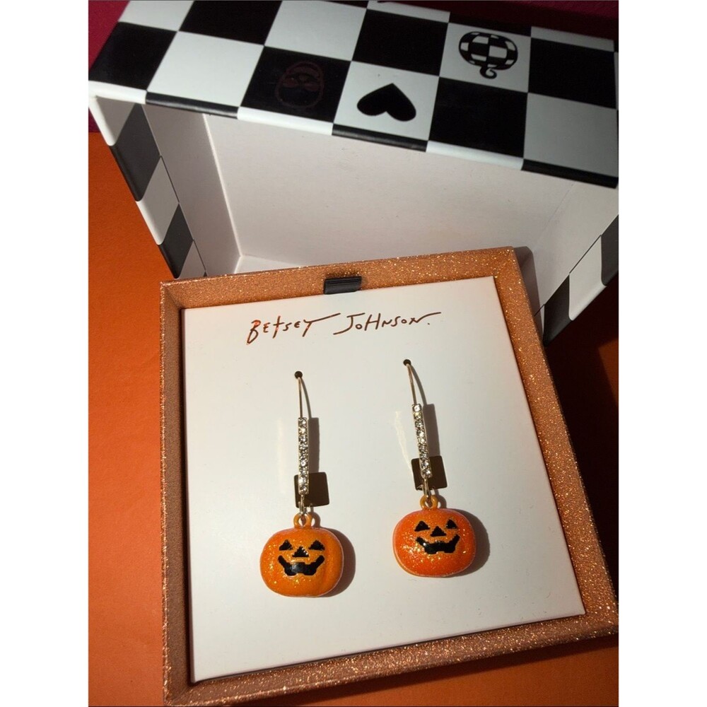 NWT Betsey Johnson Orange Pumpkin Face Dangle Earrings in gift box. Halloween.